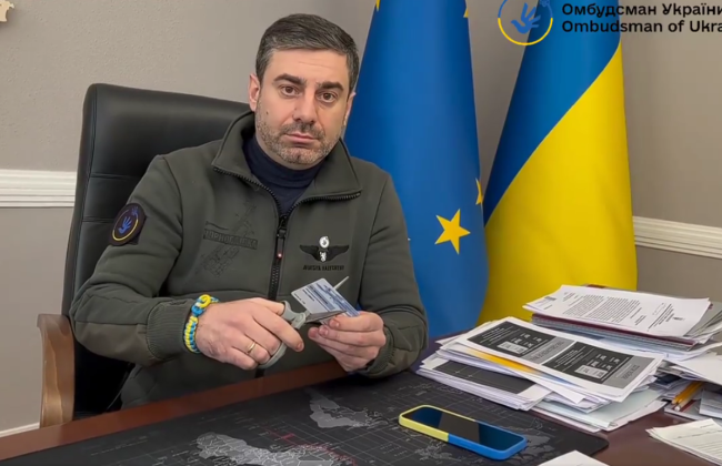 Уповноважений Ради з прав людини Лубінець пошматував членський квиток Європейського інституту Омбудсмана на знак протесту, відео