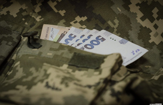 Кабмин установил ежемесячные выплаты военным за особые заслуги перед Родиной