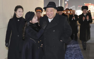 Северная Корея показала «наибольшее» количество ядерных ракет на параде: Ким Чен Ын пришел на мероприятие с дочерью, фото