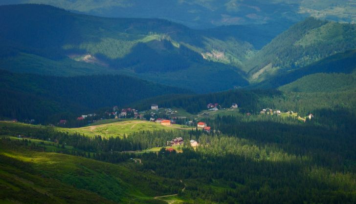 Экс-руководительница подразделения Госгеокадастра незаконно передала земли на Драгобрате в частные руки