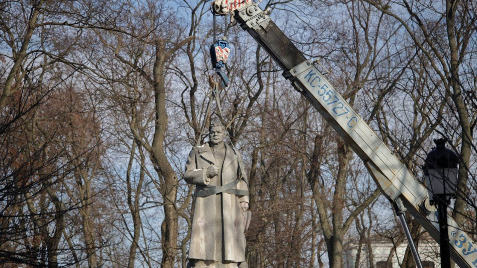 В центре Киева рядом с Верховной Радой демонтируют памятник Ватутину, фото