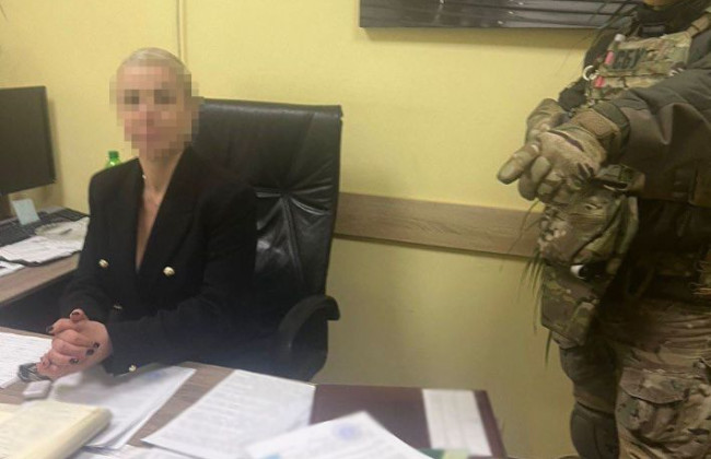 На Днепропетровщине начальница ГУ ГНС с мужем требовали «дань» с обменных пунктов, фото