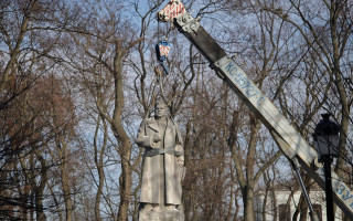 У центрі Києва поруч із Верховною Радою демонтують пам'ятник Ватутіну, фото