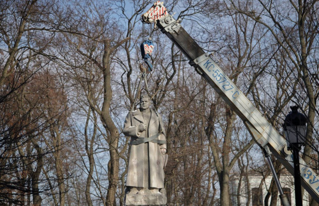 У центрі Києва поруч із Верховною Радою демонтують пам'ятник Ватутіну, фото