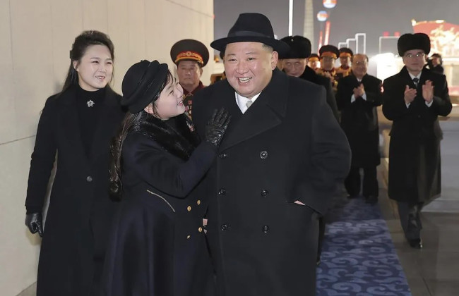 Північна Корея показала «найбільшу» кількість ядерних ракет на параді: Кім Чен Ин прийшов на захід з донькою, фото