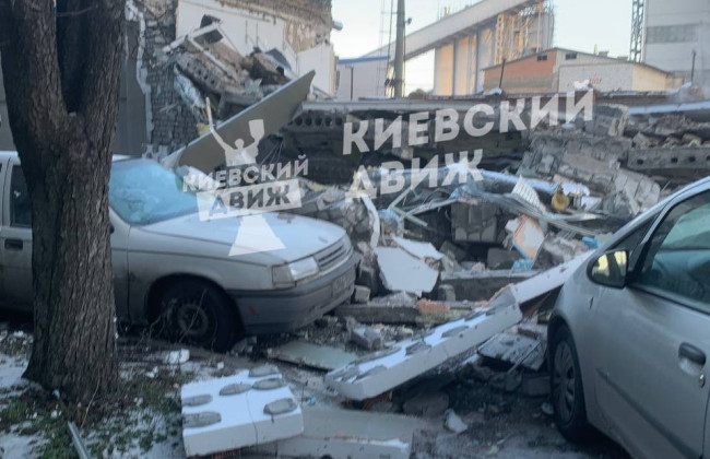 Из-за взрыва на бывшем заводе Киева один человек погиб, трое пострадали, фото