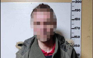 Погрожував викинути через вікно 3-місячну доньку: у Києві затримали безпутного батька
