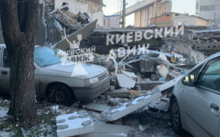 Через вибух на колишньому заводі Києва одна людина загинула, троє постраждали, фото