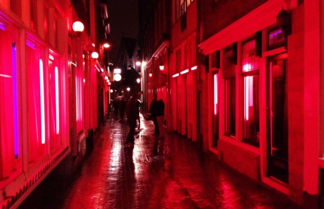 В Амстердаме планируют запретить курение каннабиса в квартале красных фонарей