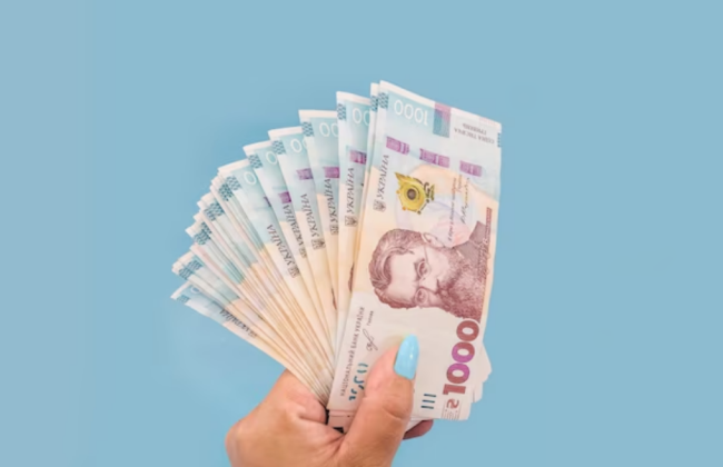 Кабмін схвалив постанову про щомісячні виплати громадянам, які мають особливі заслуги перед Батьківщиною і брали  участь у війні з РФ: скільки вони отримають