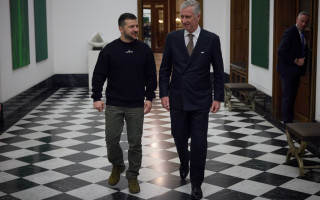 Зеленский встретился с королем Бельгии и передал ему обломок сбитого в Украине российского Су-25: фото