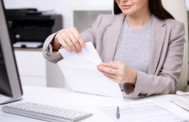 Чи може працівник у разі догляду за хворим членом сім’ї розірвати трудовий договір у визначений ним строк