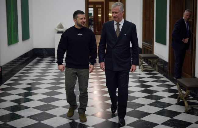 Зеленський зустрівся з королем Бельгії і передав йому уламок збитого в Україні російського Су-25: фото