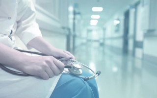 Хибний діагноз: у Києві акушеру-гінекологу повідомили про підозру