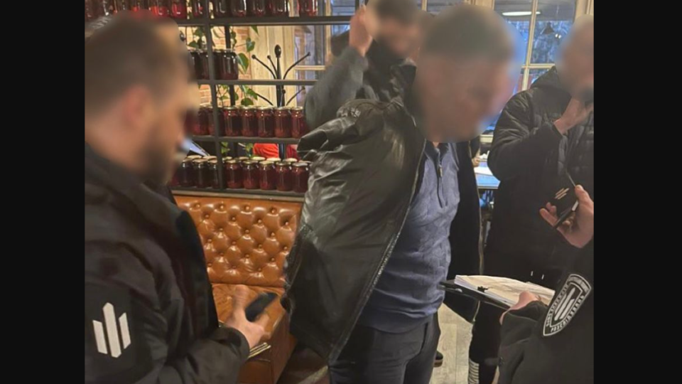 $4 000 за безперешкодне перевезення зерна: викрито митника