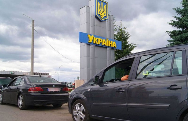 Кабмин расширил категории женщин и мужчин среди госслужащих, которые могут выехать за границу