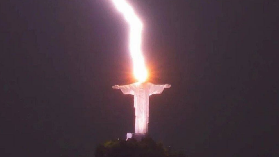 В Бразилии молния попала по статуе Христа-Искупителя: фото