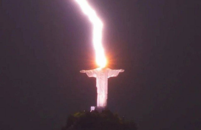 В Бразилии молния попала по статуе Христа-Искупителя: фото