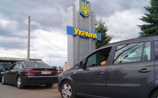 Кабмін розширив категорії жінок та чоловіків серед держслужбовців, які можуть виїхати за кордон