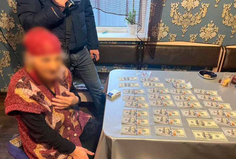 На Полтавщині громадянка заплатила понад 100 тисяч грн за «зняття порчі» жінці, яку зустріла на ринку