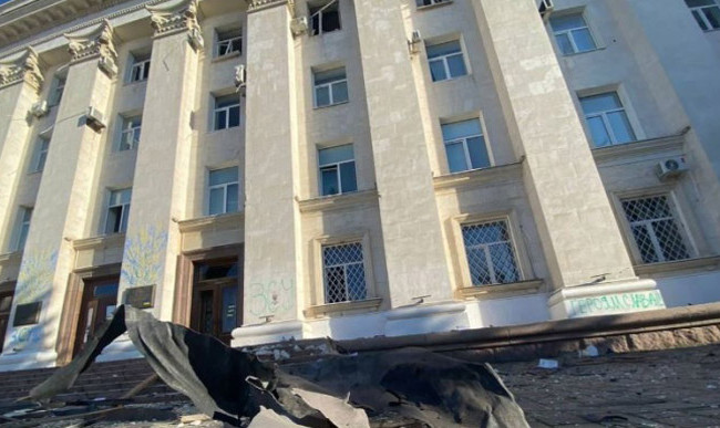 Окупанти обстріляли центр Херсона: влучили в будівлю ОДА