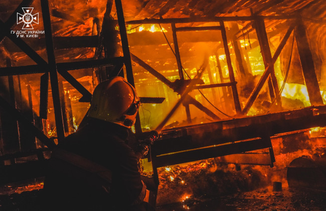 На киевском Гидропарке загорелась понтонная сауна и вспомогательная деревянная постройка, фото от ГСЧС
