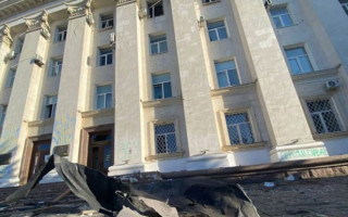 Оккупанты обстреляли центр Херсона: попали в здание ОГА
