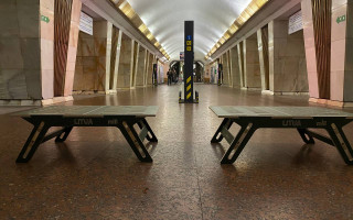 Можна використовувати під час повітряної тривоги: в метрополітені Києва 18 станцій облаштували додатковими модульними лавами