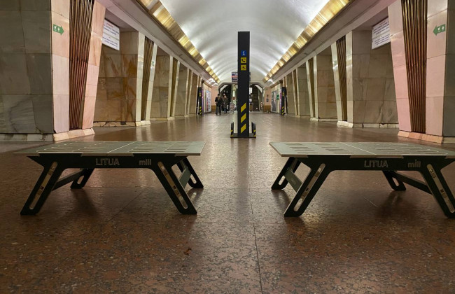 Можна використовувати під час повітряної тривоги: в метрополітені Києва 18 станцій облаштували додатковими модульними лавами