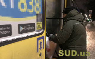 В Киеве пассажир маршрутки набросился на водителя с ножом ради денег: фото и видео