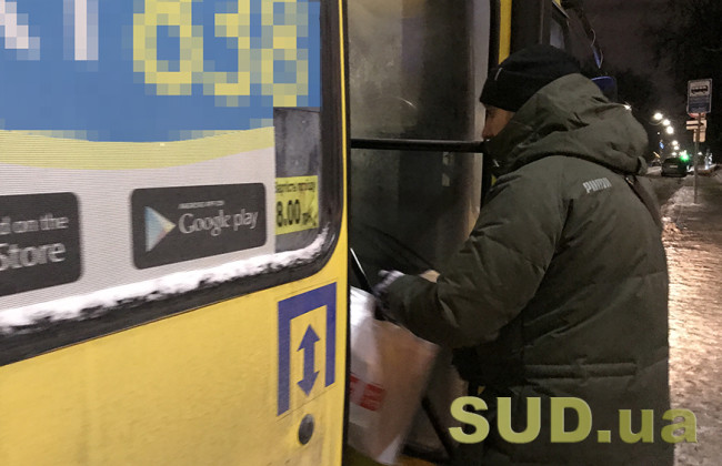 В Киеве пассажир маршрутки набросился на водителя с ножом ради денег: фото и видео