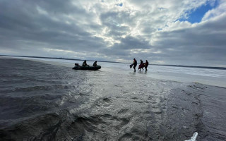 Дрейфовали на льду, который откололся: на Днепропетровщине спасли 41 рыбалку