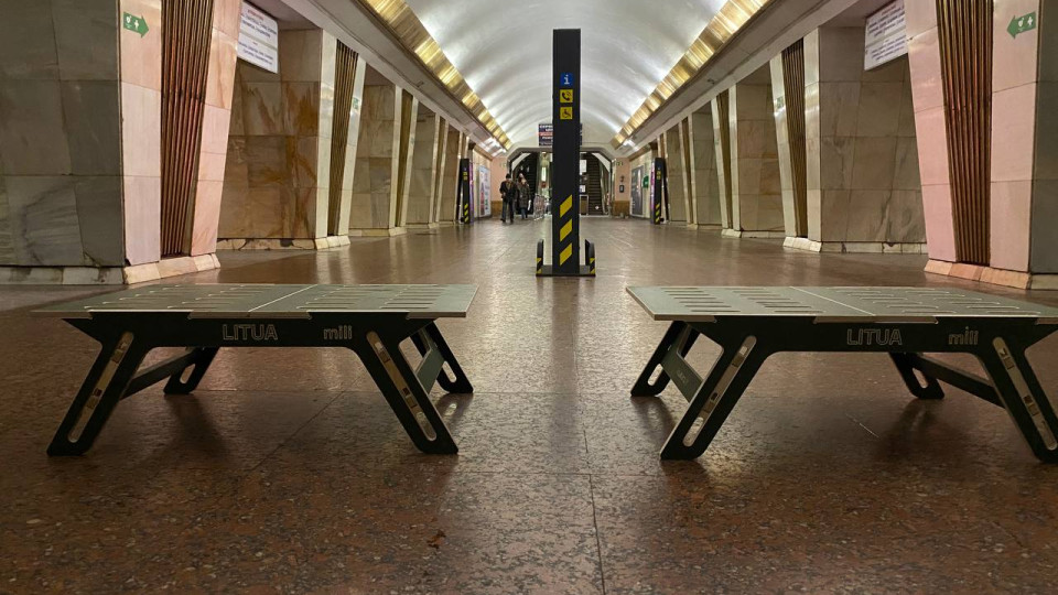 Можна використовувати під час повітряної тривоги: в метрополітені Києва 18 станцій облаштували додатковими модульними лавами