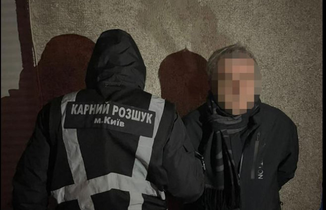 Обнял, чтобы украсть телефон: в Киеве задержали вора