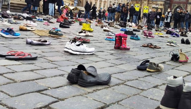 У центрі Праги розмістили десятки пар взуття, аби нагадати світові про загиблих в Маріуполі та Бучі: фото