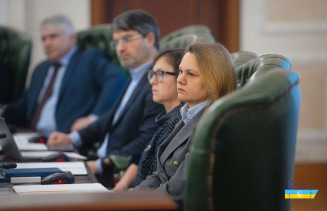 Цифровізація не на часі: Вища рада правосуддя погодила повернення рукописних протоколів до судів та відкладення внесення рішень до Реєстру