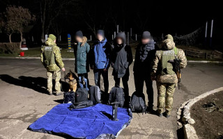 Держприкордонслужба затримала 4 чоловіків, які збирались плисти на надувному матраці до Румунії
