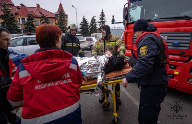 Из последних сил держался за льдину: в Киеве с реки достали мужчину, фото и видео