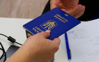 Чи може батько отримати закордонний паспорт дитини, якщо документи на оформлення подавала мати