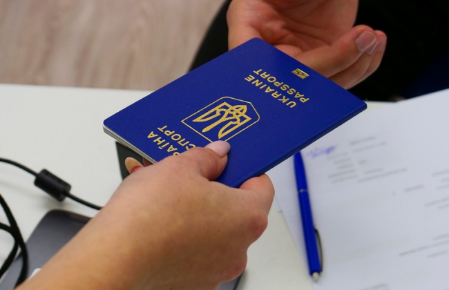 Чи може батько отримати закордонний паспорт дитини, якщо документи на оформлення подавала мати