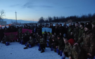 В Україну з полону повернули 100 воїнів та одного цивільного