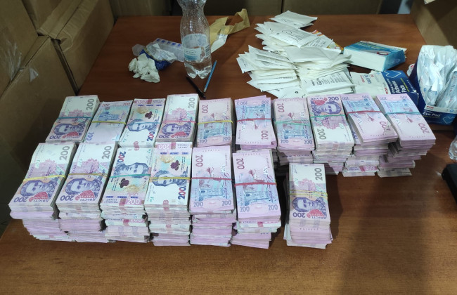 На границе с Венгрией у украинца изъяли около 3 млн грн, которые нашли в его вещах