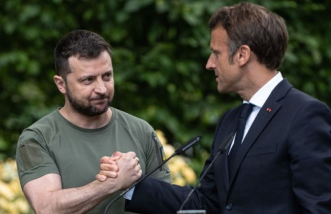 Зеленський обговорив з Макроном «формулу миру»
