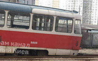 У Києві трамвай зійшов з рейок: з’явилось фото