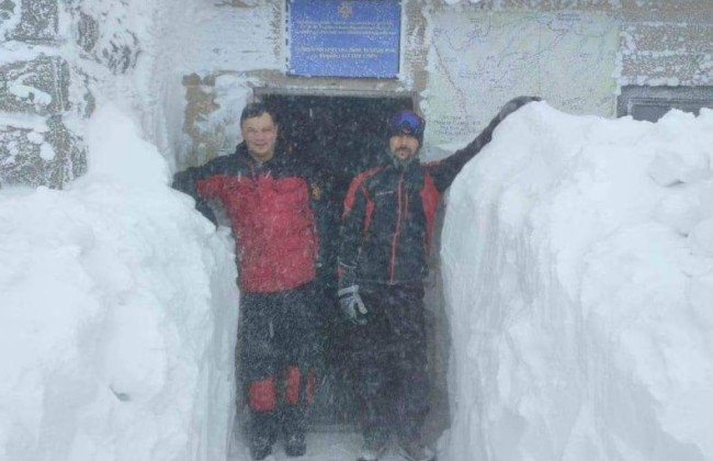 У Карпатах випало близько двох метрів снігу, фото