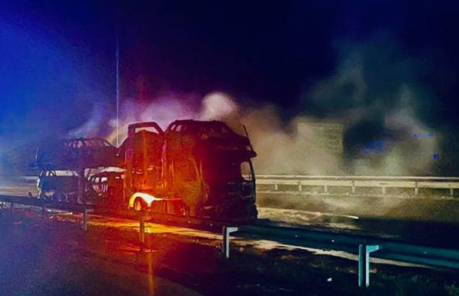 На Київщині вщент згорів автовоз із новими кросоверами Renault, фото