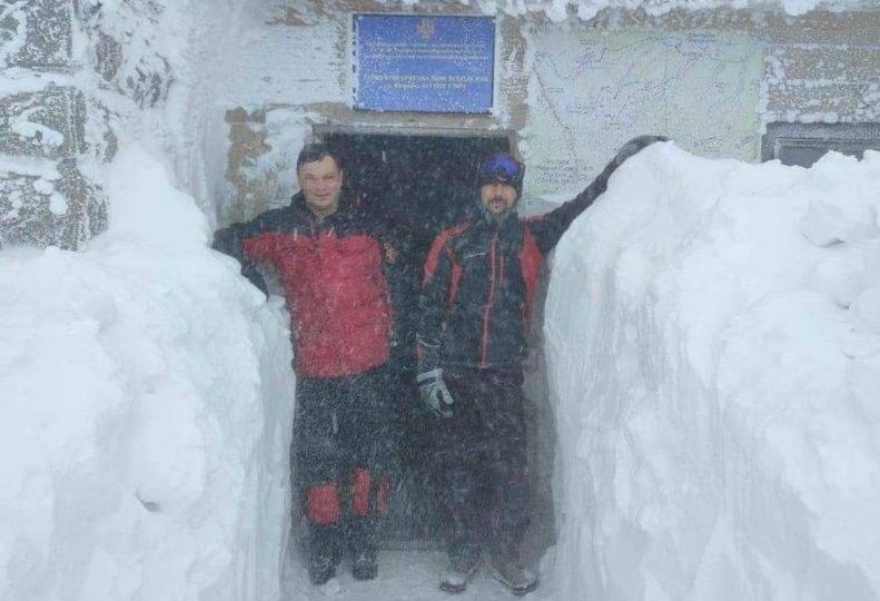 В Карпатах выпало около двух метров снега, фото