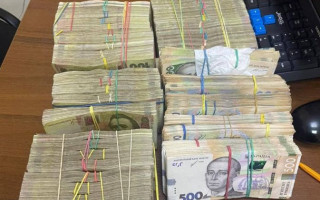 Сховав 800 000 грн під сидінням: прикордонники виявили «заначку маршрутчика»