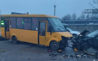 Смертельна ДТП на Київщині: легковик зіткнувся з маршруткою, фото