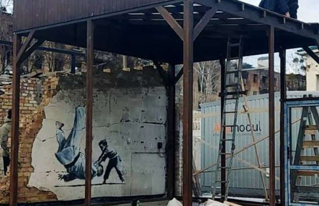 На Київщині роботи Бенксі захистили склом